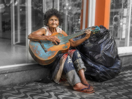 A menina e o violão