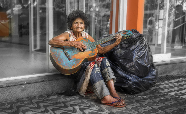 A menina e o violão