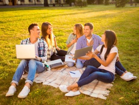 estudantes reunidos no parque