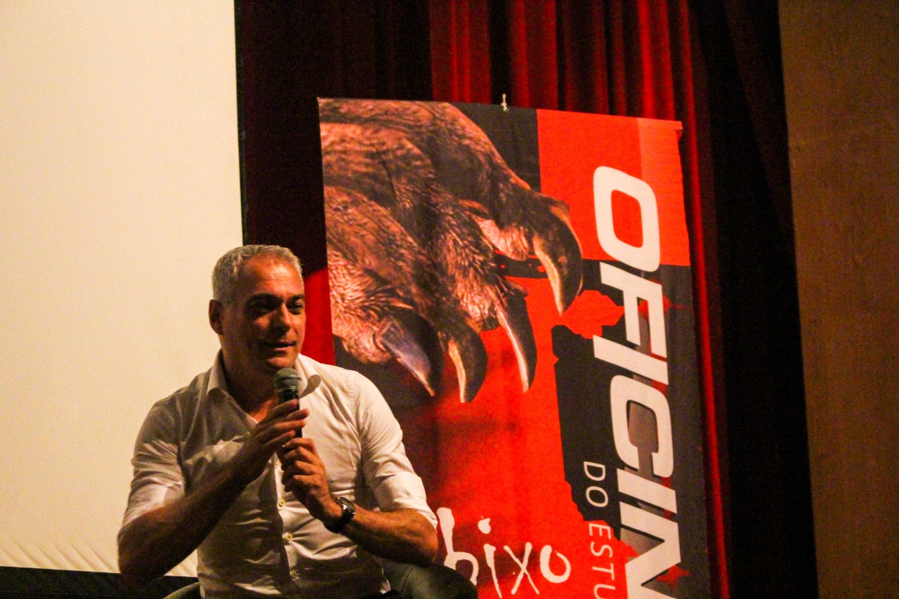 O coordenador da Comvest, Prof. Dr. José Alves de Freitas Neto, dando a primeira aula do cursinho da Oficina neste ano
