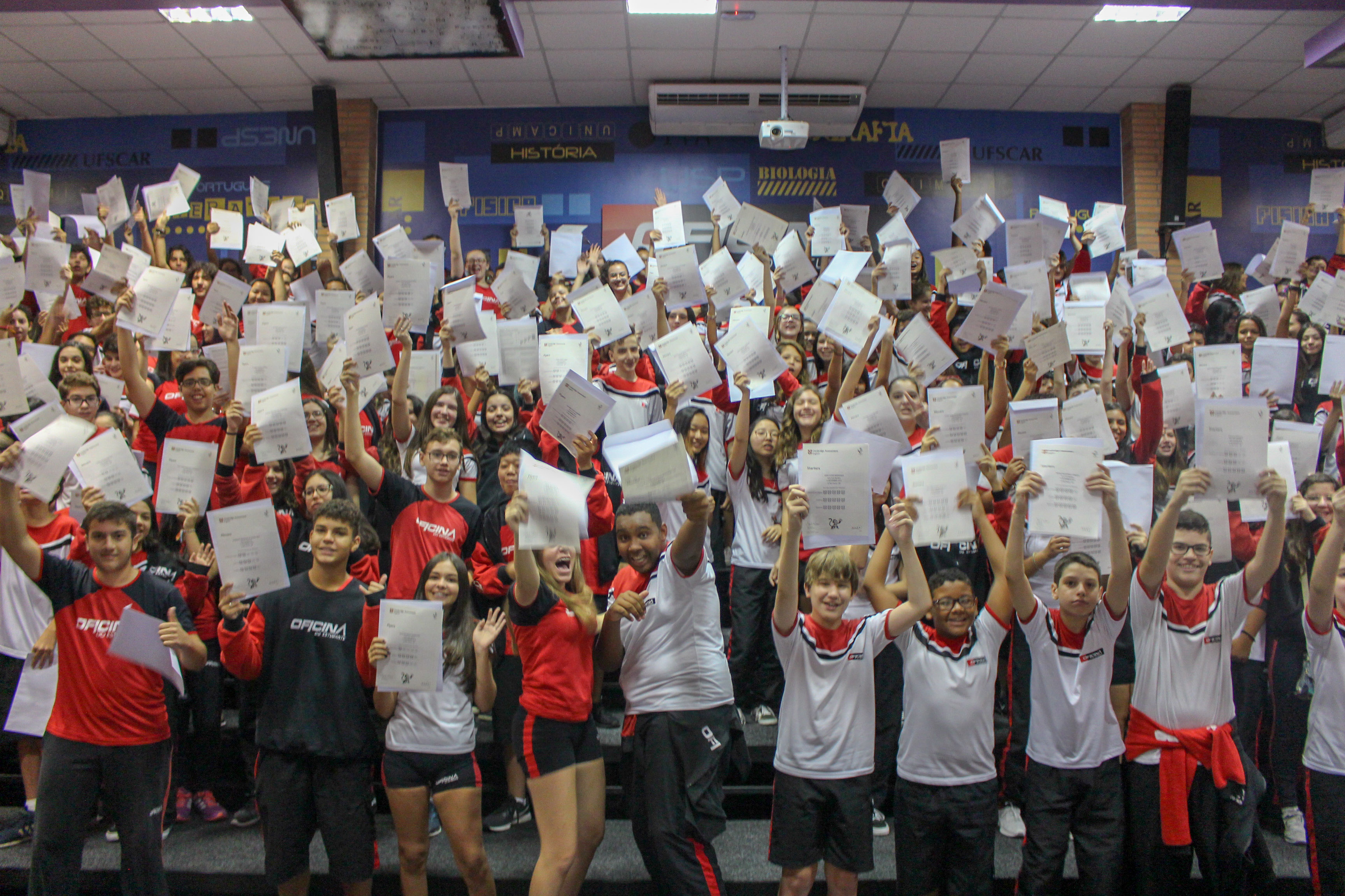 Alunos da Oficina recebem diploma Cambridge