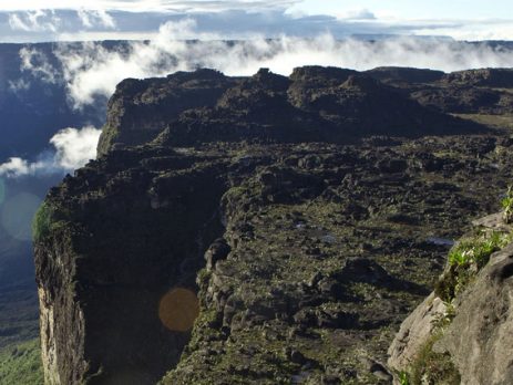 Na imagem, está o Monte Roraima, famoso planalto do Brasil e ao fundo temos nuvens e céu encoberto