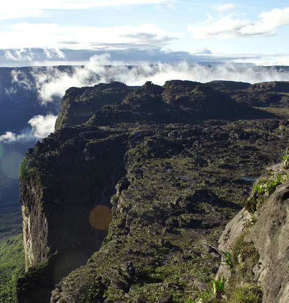 Na imagem, está o Monte Roraima, famoso planalto do Brasil e ao fundo temos nuvens e céu encoberto