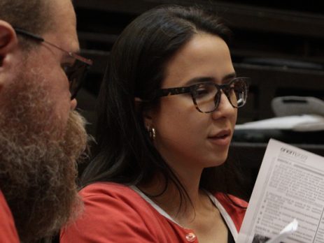 Professores André e Jéssica, de Literatura e Redação, respectivamente, com provas em mãos