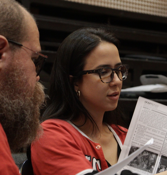 Professores André e Jéssica, de Literatura e Redação, respectivamente, com provas em mãos