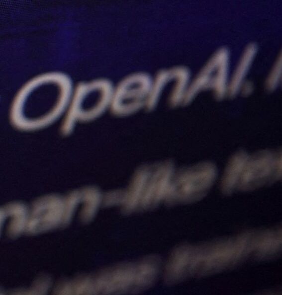 imagem com fundo escuro com o escrito OpenAI em primeiro plano