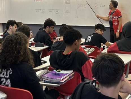 Wander Azanha e estudantes em sala de aluna