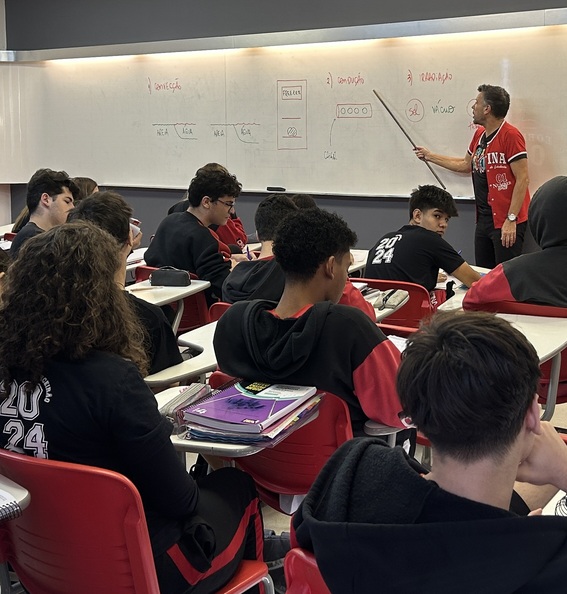 Wander Azanha e estudantes em sala de aluna