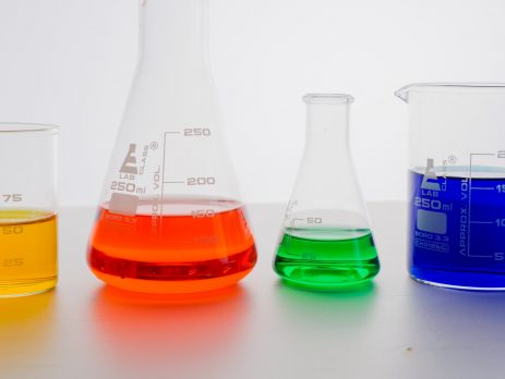 Misturas homogêneas e heterogêneas - Quatro recipientes de laboratório com líquidos amarelo, vermelho, verde e azul, da esquerda para a direitas